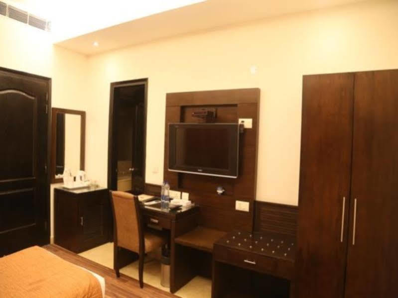 Jht Hotels New Delhi Exterior photo